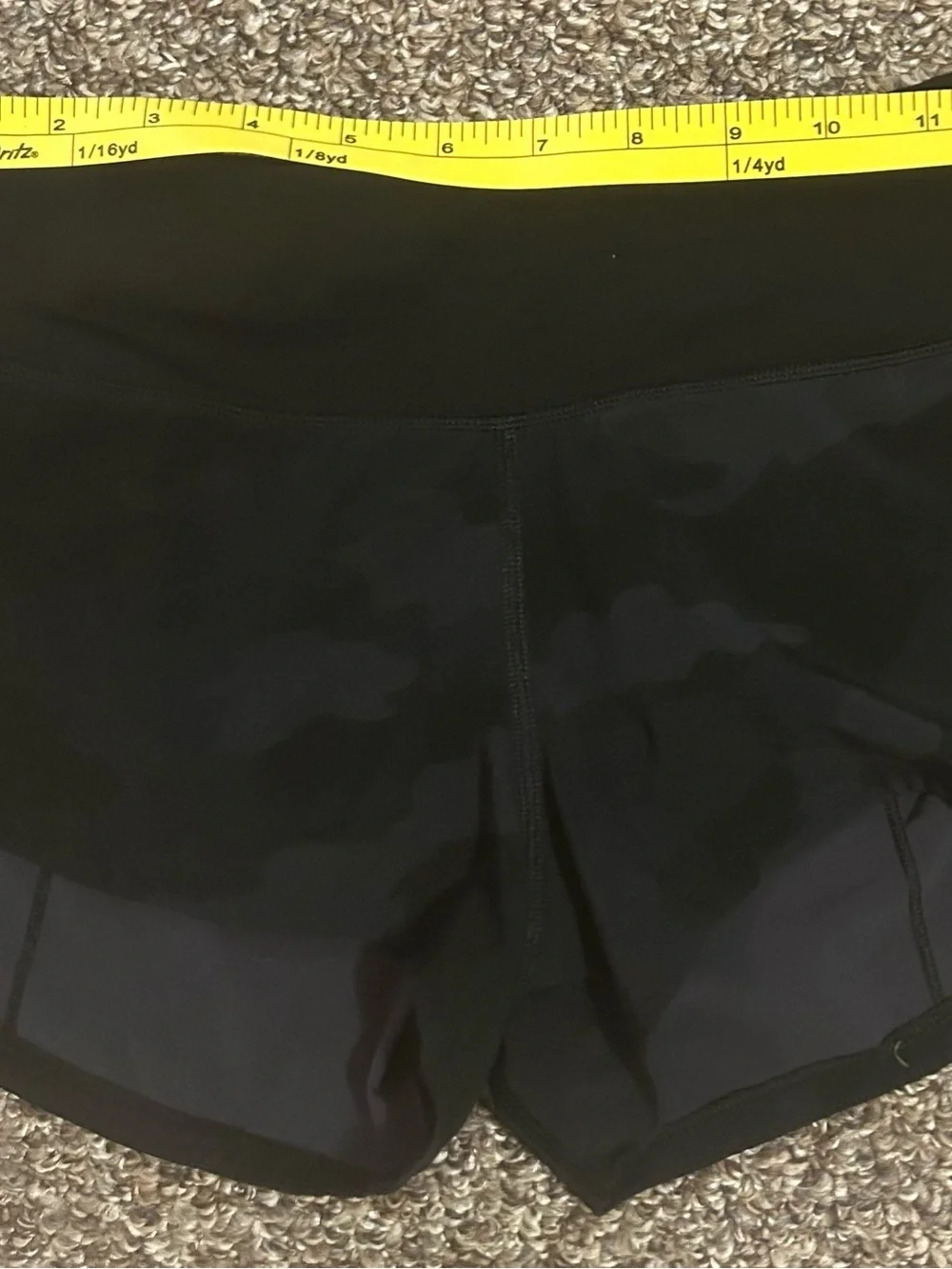 LULULEMON 2 Women’s Camo Performance Running Shorts With Zipper Pocket symbol